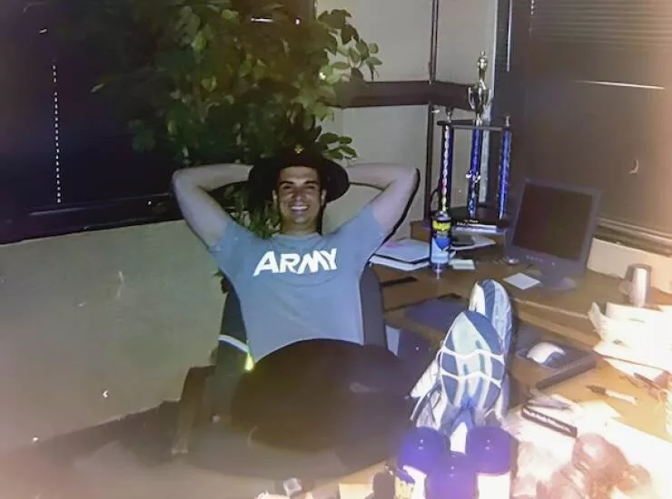 Trouver la beaute dans les petits moments de la vie - #13 J'ai attendu 20 ans pour partager cela, j'espère que c'est sûr maintenant ! J'ai secrètement essayé le chapeau du sergent instructeur dans son bureau.