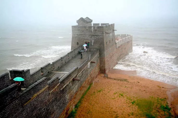Unusual snapshots that will capture your imagination - #13 The end of the Great Wall of China in all its historical glory.