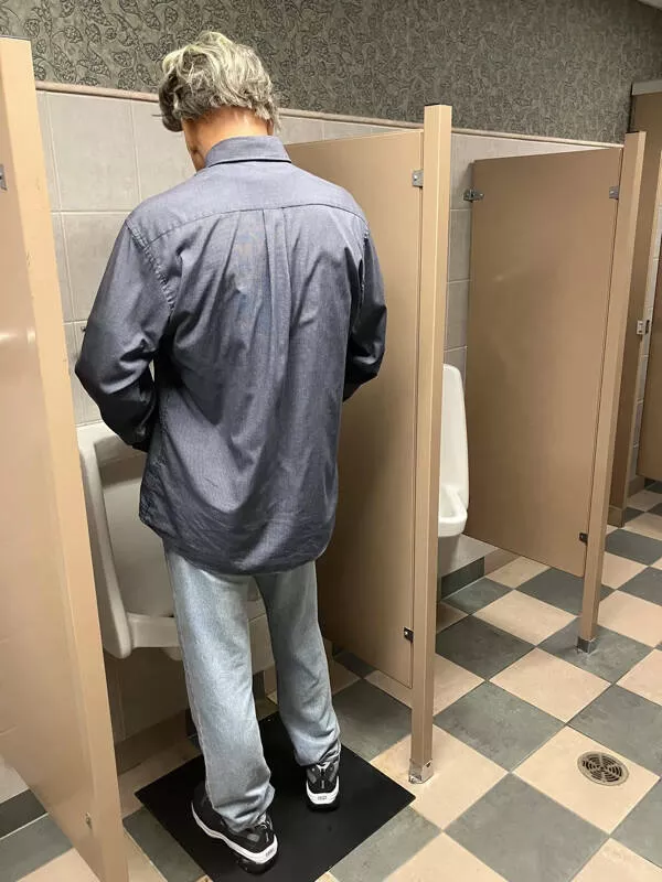 Unusual snapshots that will capture your imagination - #2 This wax museum features a surprisingly lifelike figure even in the restroom.