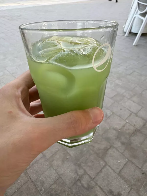Instantanes insolites qui captiveront votre imagination - #20 Mon jus de pomme en Italie a une couleur verte inattendue.