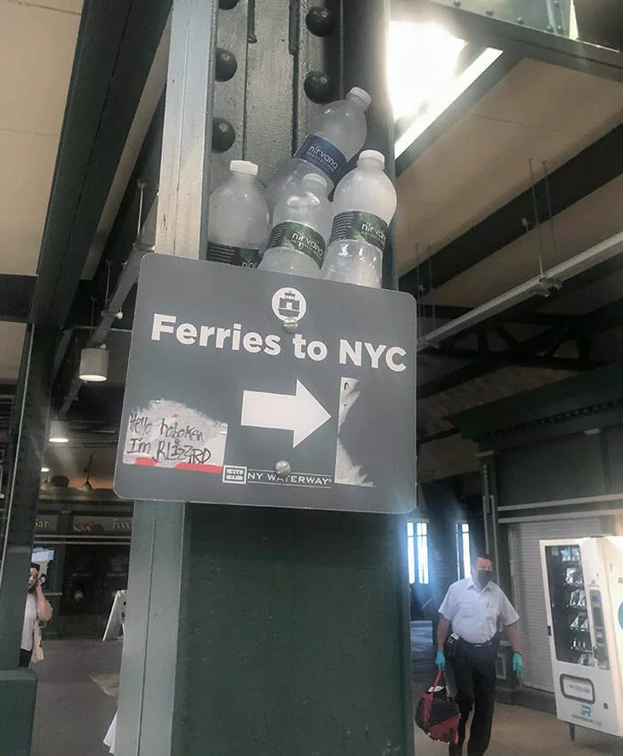 Immortaliser les vagues de chaleur extremes de cet ete - #17 Il fait 39 degrés dans le New Jersey en ce moment, et j'ai vu quelqu'un déposer des bouteilles d'eau glacée à ma station de train.