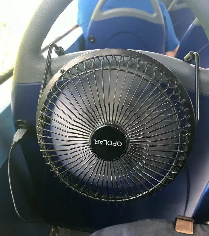 Immortaliser les vagues de chaleur extremes de cet ete - #34 Dans les transports en commun par temps chaud, apportez un ventilateur de bureau USB. La plupart des bus ici ont des chargeurs USB pour téléphones. Branchez-le, tournez-le à l'envers, et accrochez-le au siège vide devant vous. Immortaliser les vagues de chaleur extremes de cet ete - #34 Dans les transports en commun par temps chaud, apportez un ventilateur de bureau USB. La plupart des bus ici ont des chargeurs USB pour téléphones. Branchez-le, tournez-le à l'envers, et accrochez-le au siège vide devant vous.