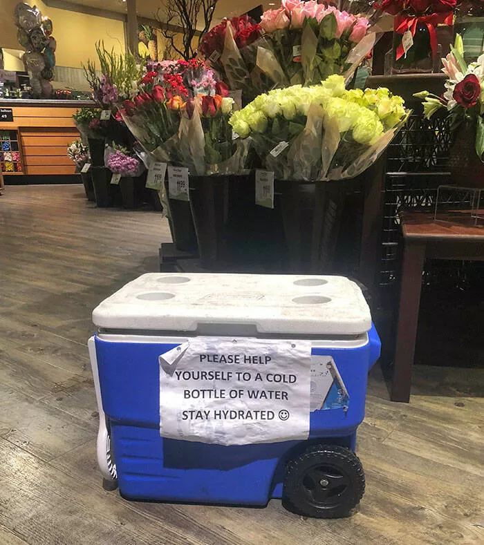 Immortaliser les vagues de chaleur extremes de cet ete - #9 Pendant cette canicule en Californie du Sud, mon supermarché local propose des bouteilles d'eau gratuites à chaque entrée.