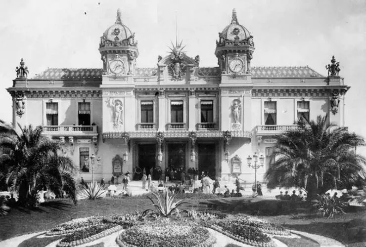 Etonnantes transformations de monuments historiques a travers le temps - #11 Le Casino de Monte-Carlo à Monaco en 1913