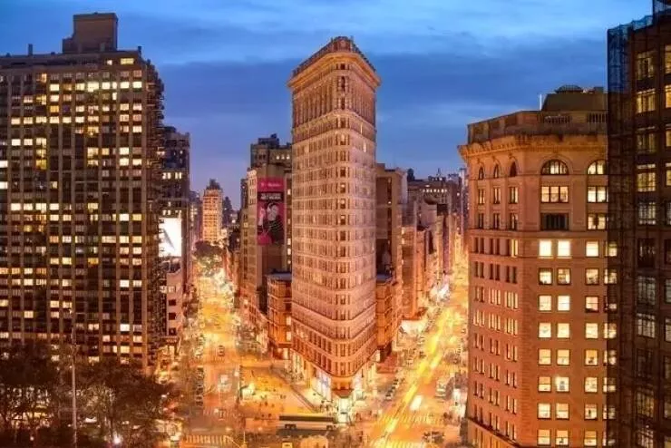 Amazing before and after photos of historic landmark transformations - #22 The Flatiron Building on Fifth Avenue and Broadway in 1920