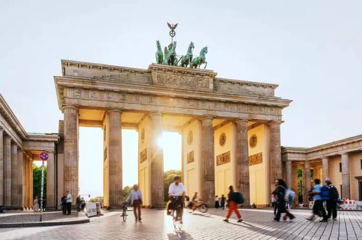 Amazing before and after photos of historic landmark transformations - #28 The Brandenburg Gate behind the Berlin Wall in 1982