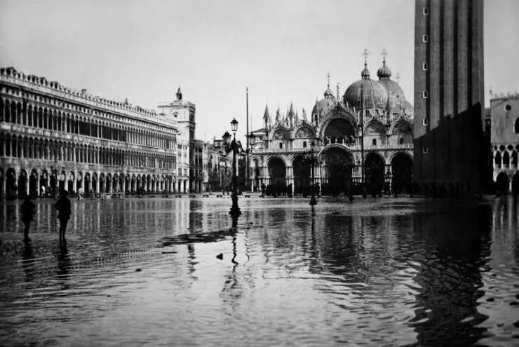 Amazing before and after photos of historic landmark transformations - #3 Flooding in St. Mark's Square, Venice in about 1910