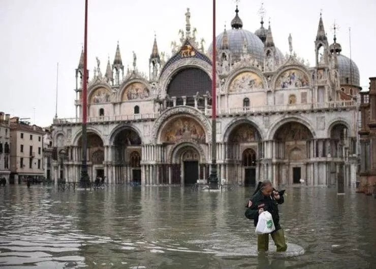 Amazing before and after photos of historic landmark transformations - #4 Flooding in St. Mark's Square, Venice in 2019