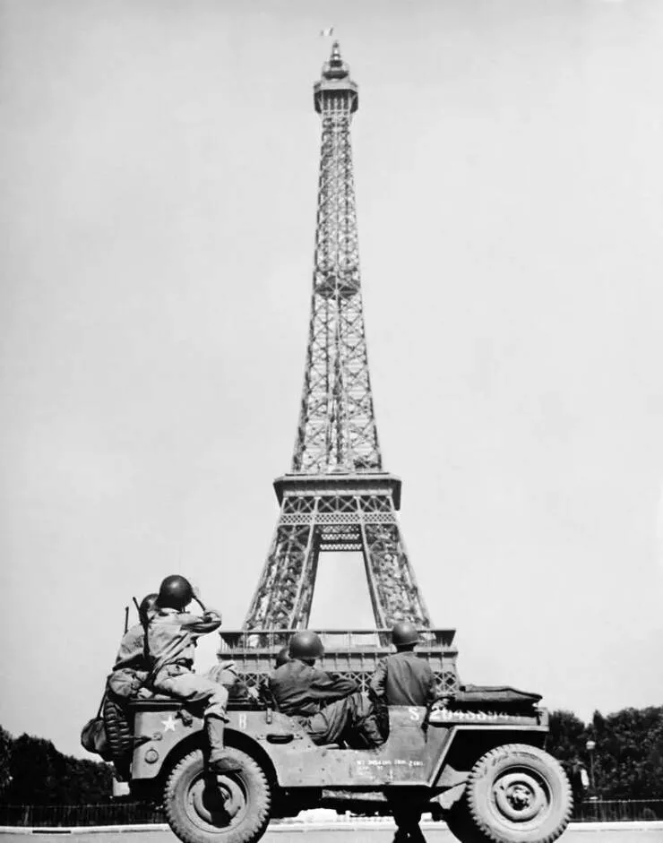 Etonnantes transformations de monuments historiques a travers le temps - #5 La Tour Eiffel lors de la libération de Paris en 1944