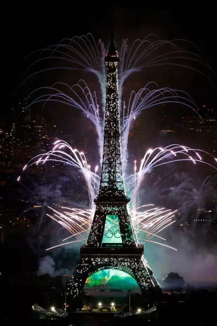Etonnantes transformations de monuments historiques a travers le temps - #6 La Tour Eiffel le jour de la Bastille en 2024