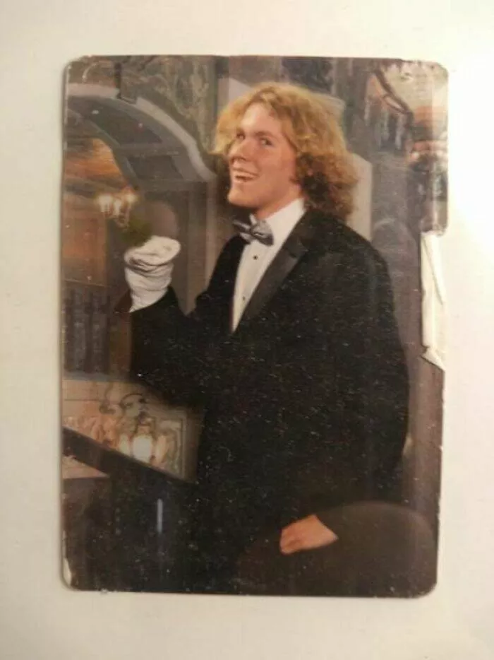 Photos vintage genantes mais hilarantes qui vous feront rire - #1 J'ai été largué une semaine avant le bal de promo, mais ma mère a insisté pour que je prenne les photos qu'elle avait payées, alors j'ai fabriqué une marionnette en chaussette pour venir en tant que mon rendez-vous. Je ne regrette rien