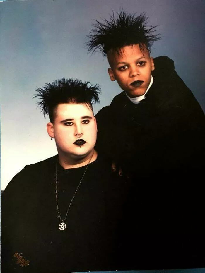 Photos vintage genantes mais hilarantes qui vous feront rire - #10 1996, Olan Mills a appelé mon colocataire en proposant une séance photo familiale gratuite. Sa famille vivait à deux États de là, alors nous y sommes allés pour leur faire une blague. Je suis celui à droite