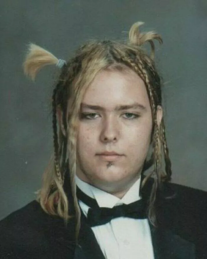 Cringeworthy yet hilarious vintage photos that will make you laugh - #28 2006 Senior Picture