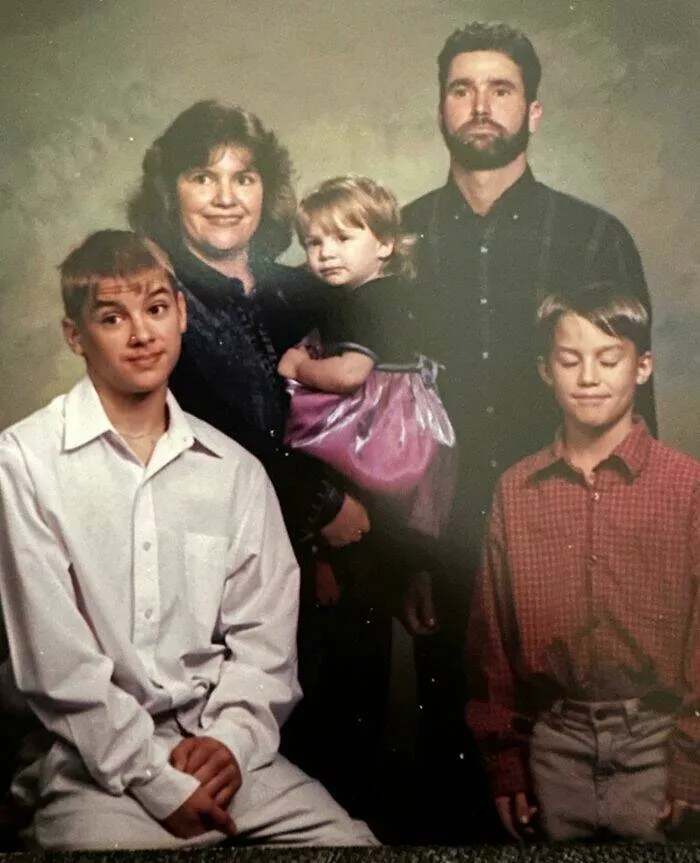 Cringeworthy yet hilarious vintage photos that will make you laugh - #38 Family Photo. What a Mood