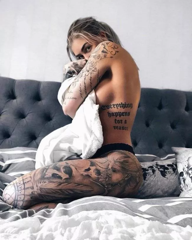 Sexy side boob peeks