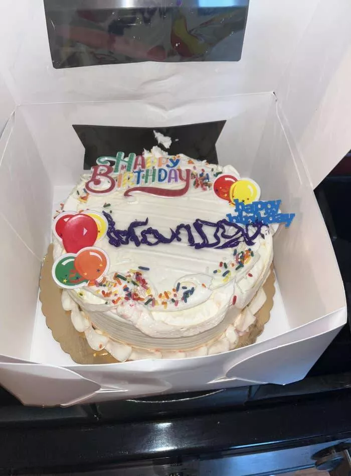 Epic work fails that are both hilarious and cringe worthy - #14 The decorator of this birthday cake that was supposed to say 