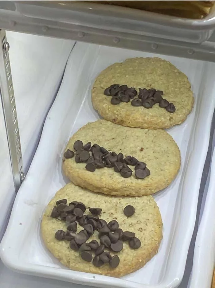 Epic work fails that are both hilarious and cringe worthy - #6 The baker who prepared these chocolate chip cookies