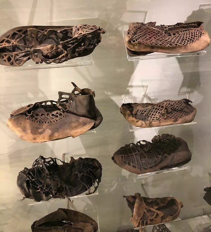 Musees pionniers qui ont revolutionne lexperience des visiteurs - #11 Des sandales romaines en cuir vieilles de 1800 ans, exposées au fort de Vindolanda dans le Northumberland, Angleterre