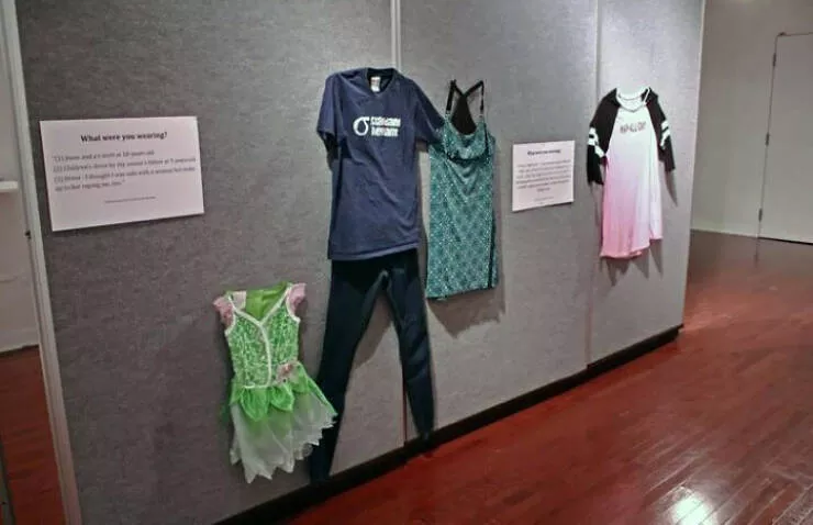 Musees pionniers qui ont revolutionne lexperience des visiteurs - #21 Une exposition de musée montrant les vêtements portés par les survivants d'agressions sexuelles au moment de leurs attaques