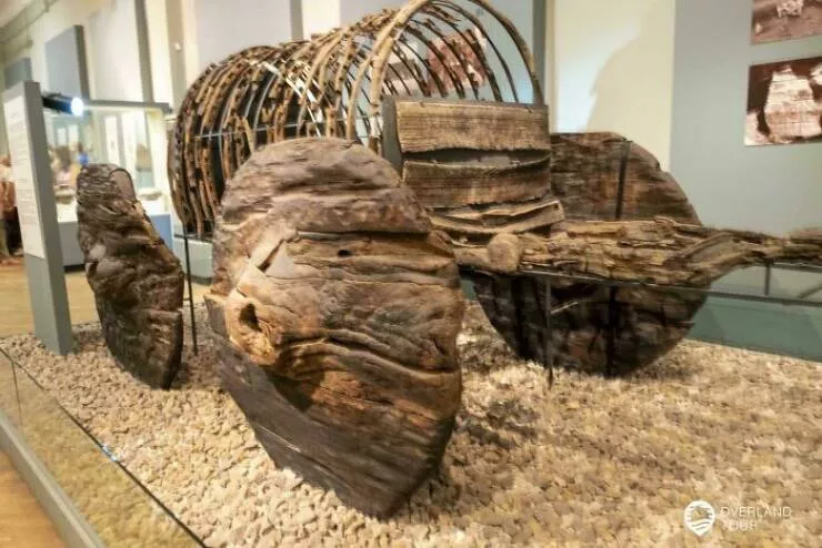Musees pionniers qui ont revolutionne lexperience des visiteurs - #24 L'un des wagons vieux de 4000 ans, très bien préservé, découvert dans le village de Lchashen, à proximité du lac Sevan. Fabriqué en chêne, il s'agit des plus anciens wagons connus au monde