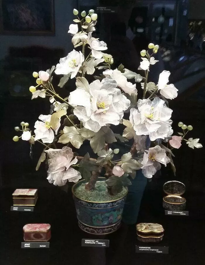 Musees pionniers qui ont revolutionne lexperience des visiteurs - #26 Ces fleurs délicates sont entièrement fabriquées en cristal au Musée d'Histoire Naturelle de Vienne