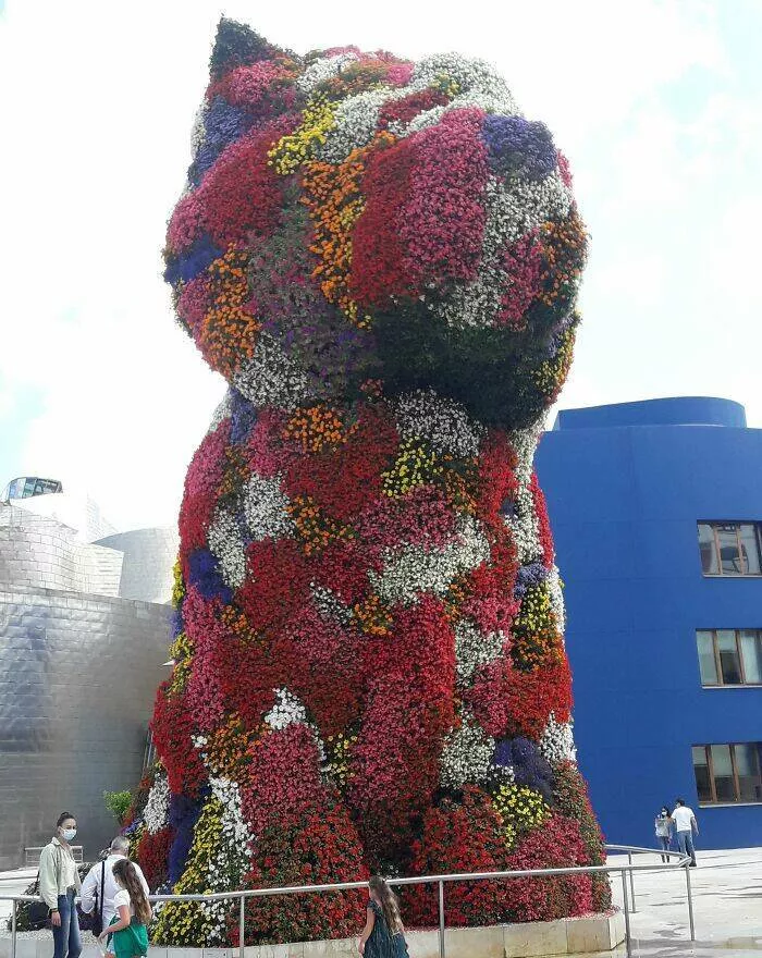Musees pionniers qui ont revolutionne lexperience des visiteurs - #33 Puppy - Une statue de chien entièrement faite de fleurs par Jeff Koons en 1992, située au Musée Guggenheim de Bilbao, Espagne