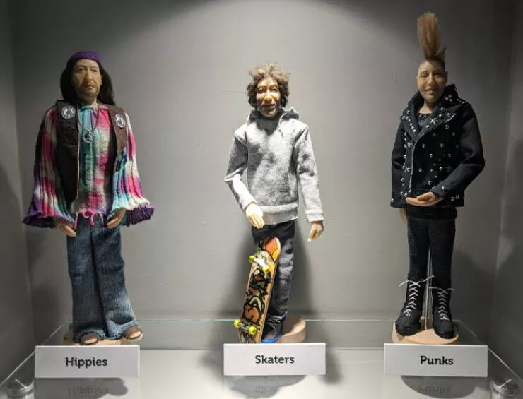 Musees pionniers qui ont revolutionne lexperience des visiteurs - #35 Des modèles de hippies, skateurs et punks exposés dans un musée d'histoire en Équateur