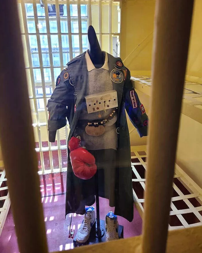 Musees pionniers qui ont revolutionne lexperience des visiteurs - #36 Le costume de Data exposé au Goonies Museum à Astoria, Oregon