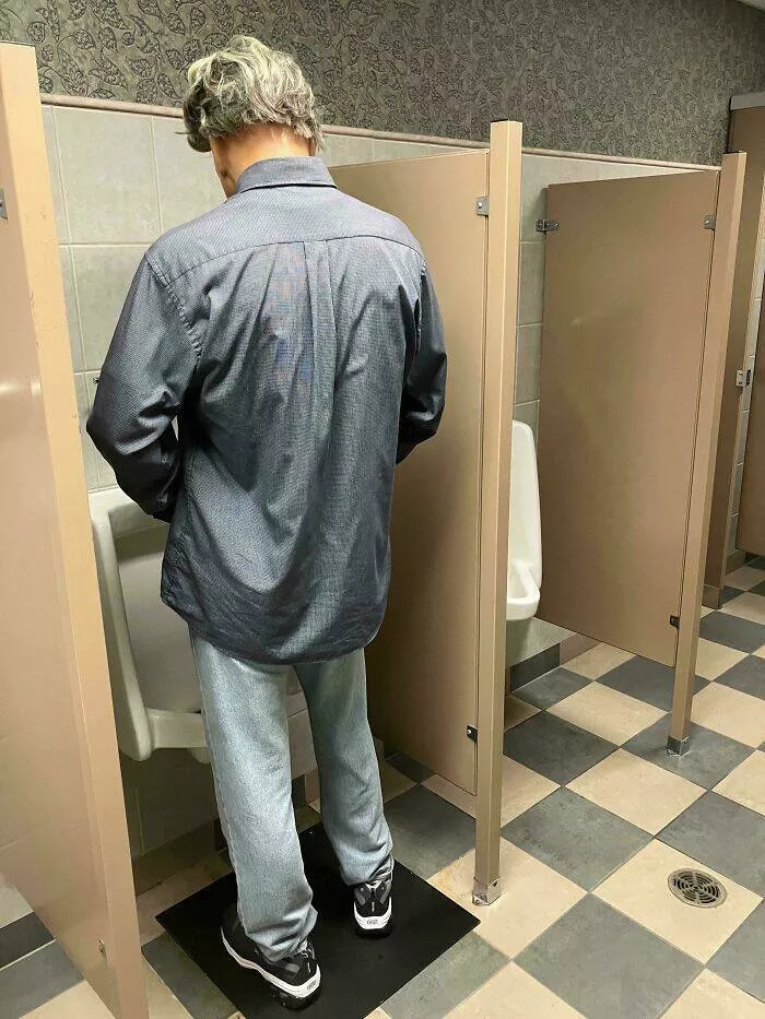Musees pionniers qui ont revolutionne lexperience des visiteurs - #39 Une statue de cire située dans les toilettes d'un musée de cire