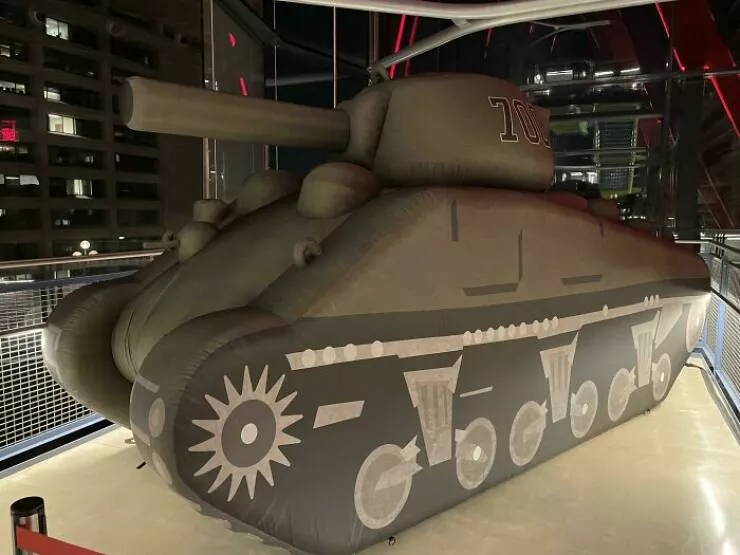 Musees pionniers qui ont revolutionne lexperience des visiteurs - #41 Un char gonflable utilisé pendant la Seconde Guerre mondiale pour tromper les Allemands sur les plans d'invasion des Alliés