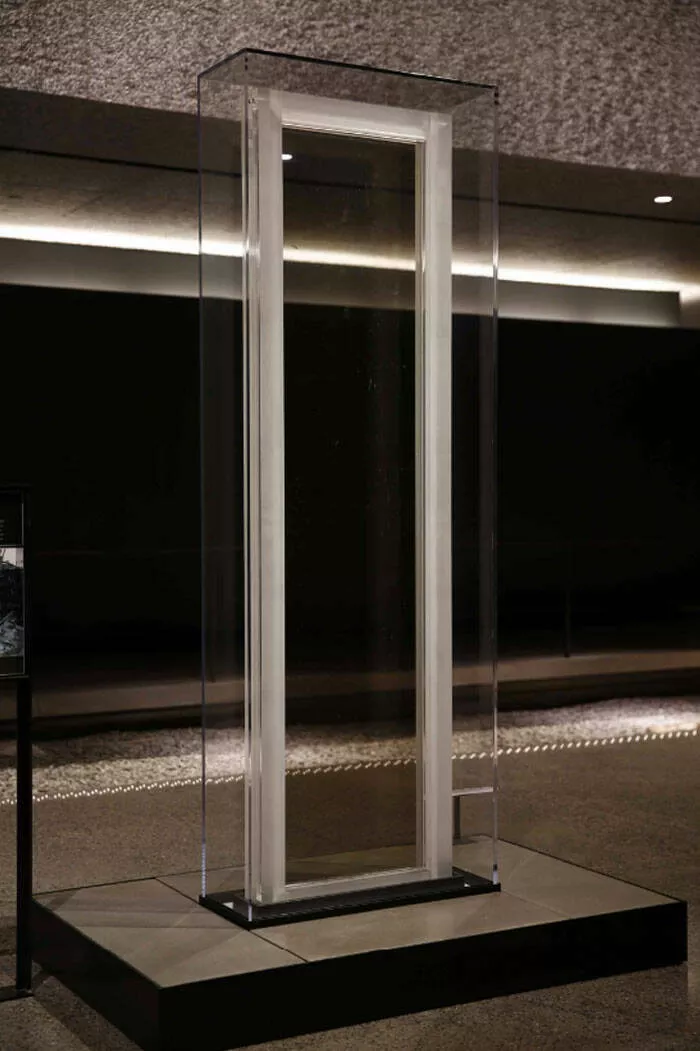 Musees pionniers qui ont revolutionne lexperience des visiteurs - #44 Parmi les plus de 40 000 fenêtres du World Trade Center, une seule a survécu intacte et était marquée comme provenant du 82e étage