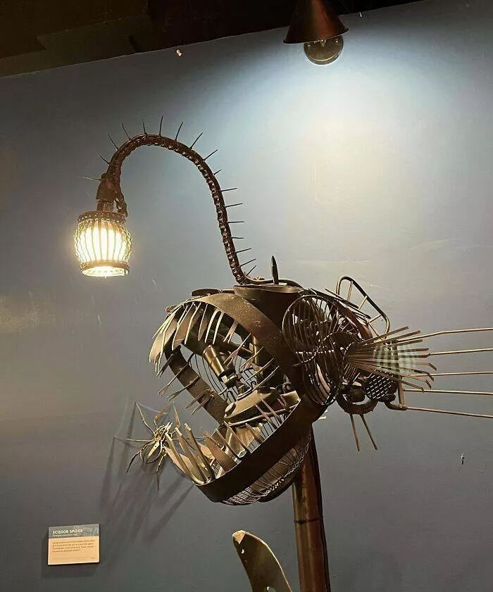 Musees pionniers qui ont revolutionne lexperience des visiteurs - #47 Sculpture charmante d'un poisson-pêcheur au Ripley's Museum de Wisconsin Dells, fabriquée à partir de ferraille