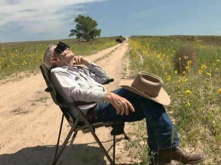 Moments touchants avec papy qui prouvent quils sont les meilleurs - #15 Le grand-père de mon mari, âgé de 82 ans, observant l'éclipse sur un vieux chemin de terre