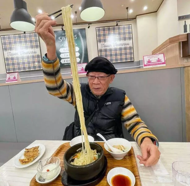 Moments touchants avec papy qui prouvent quils sont les meilleurs - #35 14. Mon grand-père a fait pousser une tomate dans une coquille d'œuf – Il en est fier !