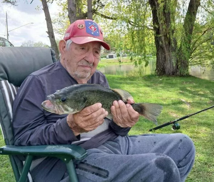 Moments touchants avec papy qui prouvent quils sont les meilleurs - #42 21. À 102 ans, grand-père est toujours en train de pêcher avec un ver