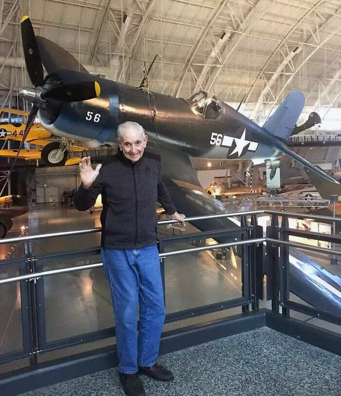 Moments touchants avec papy qui prouvent quils sont les meilleurs - #6 Mon grand-père devant l'avion qu'il a piloté pendant la Seconde Guerre mondiale. Il a maintenant 97 ans