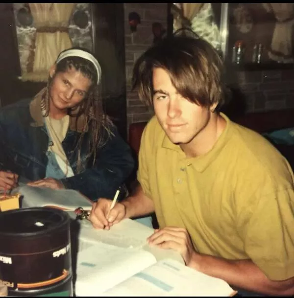 Photos vintage classiques qui illustrent un style intemporel - #4 3. Mes parents faisant leurs devoirs universitaires ensemble en 1993