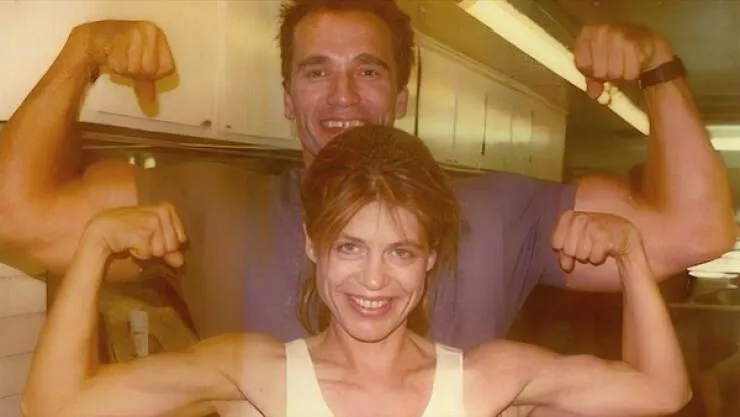Photos vintage classiques qui illustrent un style intemporel - #8 7. Arnold Schwarzenegger et Linda Hamilton montrant leurs biceps (1991)