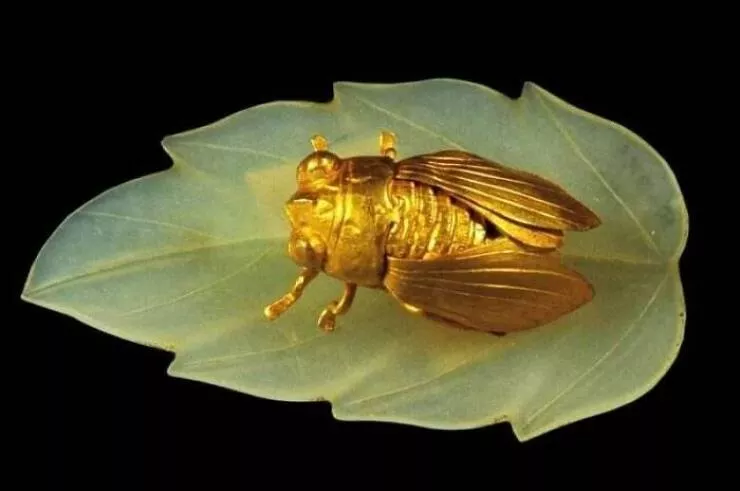 Timeless ancient wonders that continue to astonish - #14 A golden cicada on a jade leaf from the Ming Dynasty (1368-1644), discovered in a tomb in 1954, believed to be the top of a high-ranking woman's hairpin Timeless ancient wonders that continue to astonish - #14 A golden cicada on a jade leaf from the Ming Dynasty (1368-1644), discovered in a tomb in 1954, believed to be the top of a high-ranking woman's hairpin