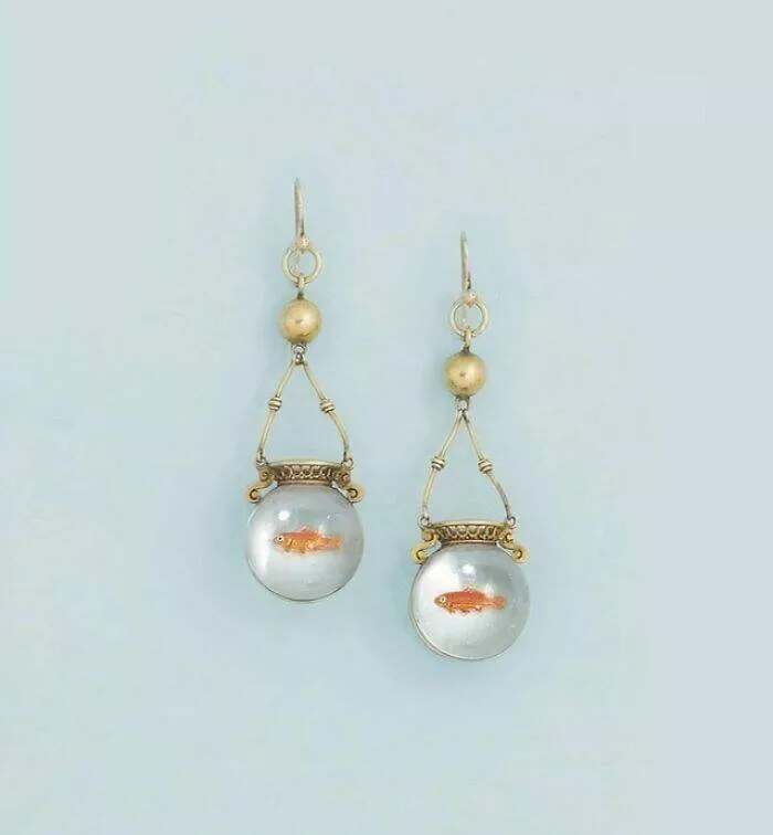 Merveilles anciennes qui nous emerveillent encore aujourdhui - #2 Une paire de boucles d'oreilles en cristal intaglio peint à l'envers, de l'époque victorienne, datant de 1870