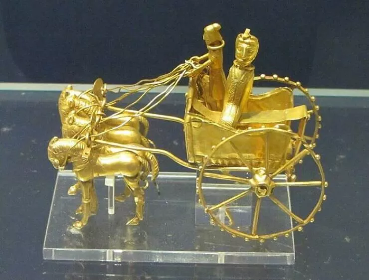 Timeless ancient wonders that continue to astonish - #20 A finely crafted gold miniature chariot from the Achaemenid Persian Empire, demonstrating remarkable artistry Timeless ancient wonders that continue to astonish - #20 A finely crafted gold miniature chariot from the Achaemenid Persian Empire, demonstrating remarkable artistry