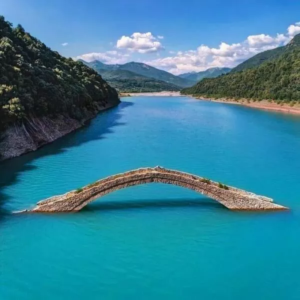 Merveilles anciennes qui nous emerveillent encore aujourdhui - #21 Le pont de Manolis sur la rivière Agrafiotis en Grèce, visible presque toute l'année lorsqu'il est sous l'eau, sauf pendant les mois d'été lorsque le niveau de l'eau baisse