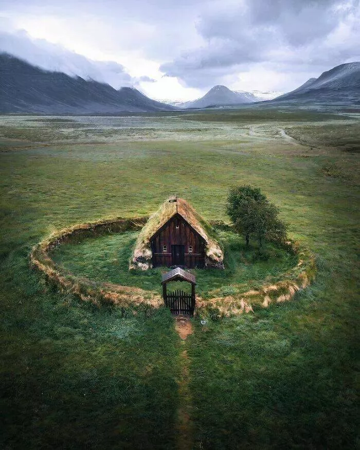 Merveilles anciennes qui nous emerveillent encore aujourdhui - #25 Grafarkirkja, la plus ancienne église en gazon d'Islande.
