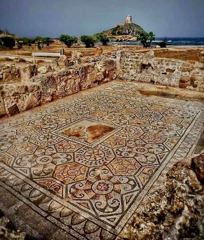 Merveilles anciennes qui nous emerveillent encore aujourdhui - #26 Mosaïque romaine à la Maison du Tétrastyle dans le parc archéologique de Nora, Pula, en Sardaigne, Italie, datant du 2e siècle après J.-C.