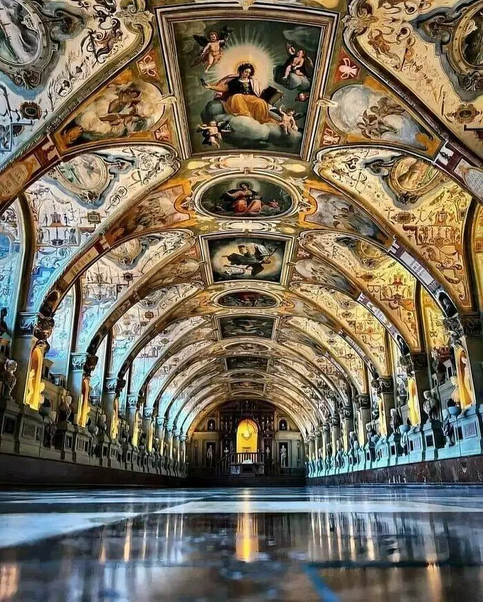 Merveilles anciennes qui nous emerveillent encore aujourdhui - #27 La Résidence de Munich, ancien palais royal des monarques bavarois, abrite la magnifique Salle des Antiquités (Antiquarium), construite en 1568