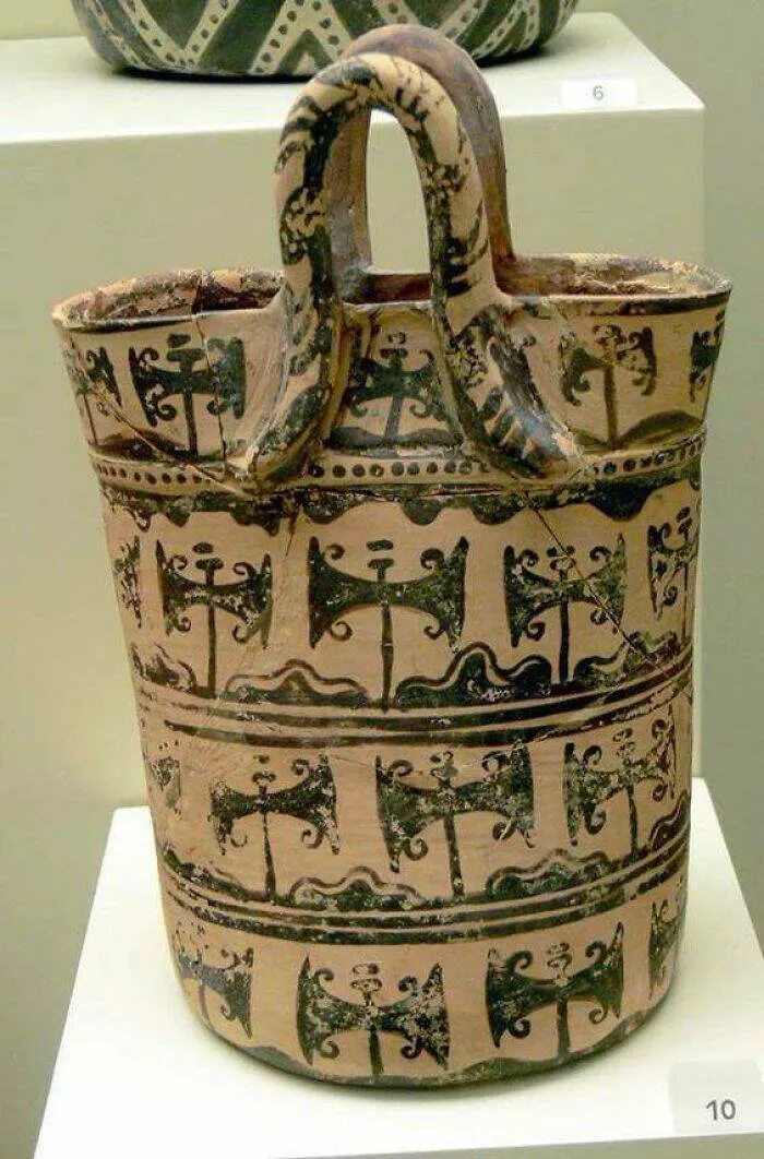 Merveilles anciennes qui nous emerveillent encore aujourdhui - #29 Sac en argile minoen avec des symboles de labrys de Psira, Crète orientale. Période post-palatiale, 1450-1200 av. J.-C.