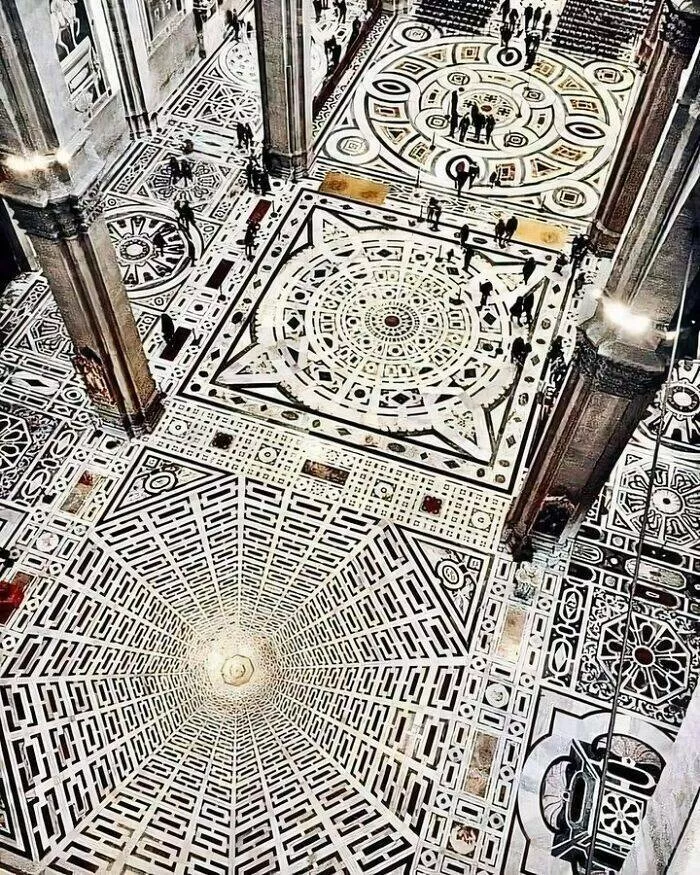 Merveilles anciennes qui nous emerveillent encore aujourdhui - #30 Mosaïque de sol complexe dans la cathédrale de Santa Maria del Fiore à Florence, Italie