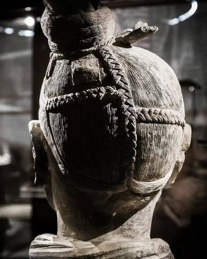 Merveilles anciennes qui nous emerveillent encore aujourdhui - #31 Image détaillée de la coiffure d'un soldat de l'armée en terre cuite célèbre du premier empereur de Chine