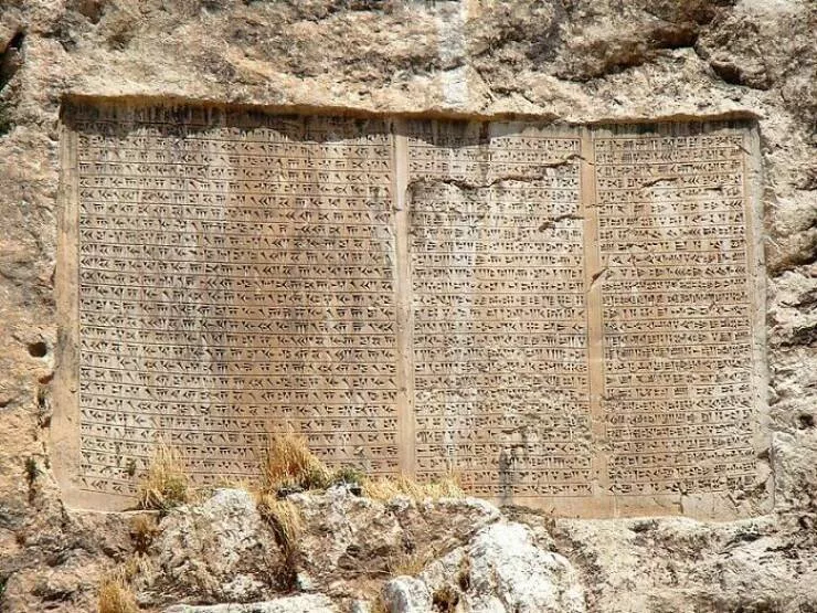 Merveilles anciennes qui nous emerveillent encore aujourdhui - #33 Le van cunéiforme de Xerxès, également connu sous le nom d'inscription de Xerxès, est un artefact significatif du règne de Xerxès Ier, qui dirigea l'Empire achéménide de 486 à 465 av. J.-C.
