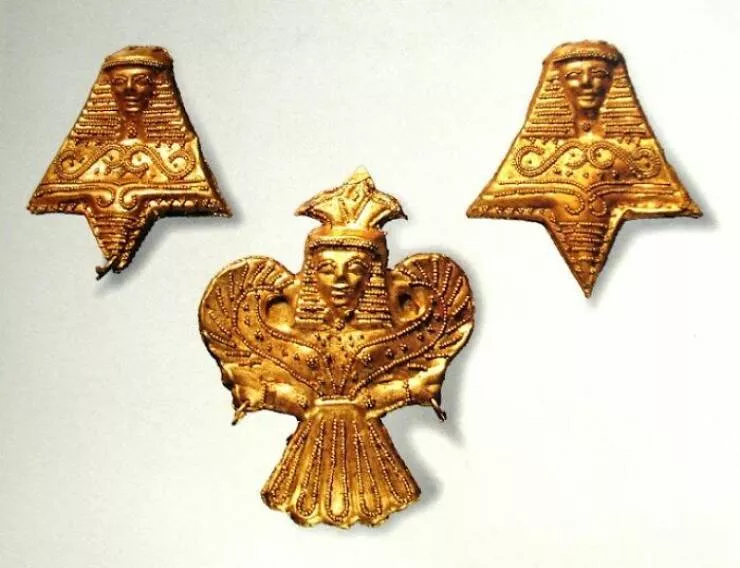 Merveilles anciennes qui nous emerveillent encore aujourdhui - #34 Pendentifs en or avec des images d'une sirène et d'abeilles démoniaques. 2e moitié du 7e siècle av. J.-C. (Nationalmuseet, Copenhague)